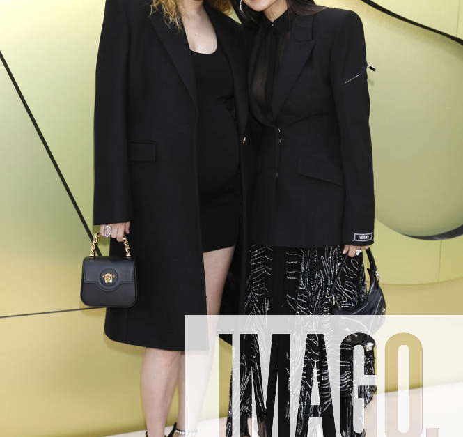 Rumer Willis mit Mutter Demi Moore bei der Versace Fall Winter 2023