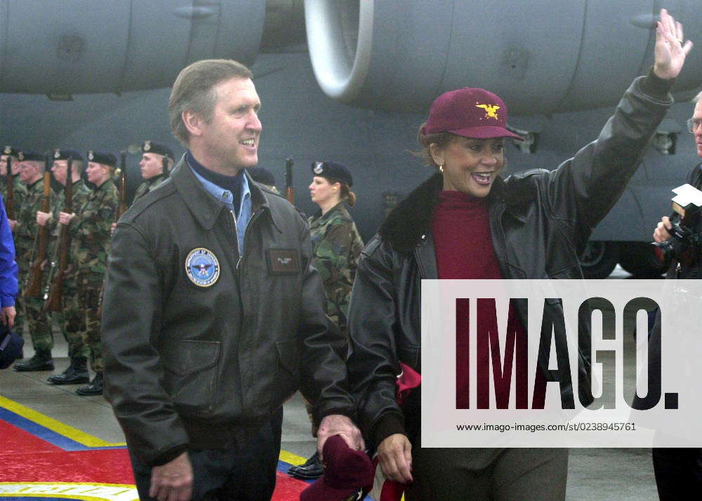 US Secretary of Defense William Cohen and first lady of the Pentagon ...