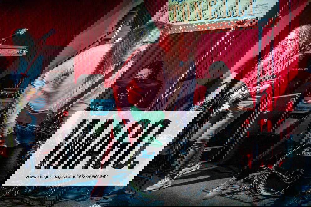 Deutschlands erfolgreichste Status Quo Tribute Band Quotime im Tonellis