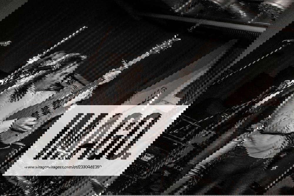 Deutschlands erfolgreichste Status Quo Tribute Band Quotime im Tonellis