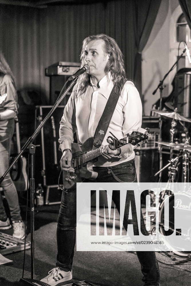 Deutschlands erfolgreichste Status Quo Tribute Band Quotime im Tonellis