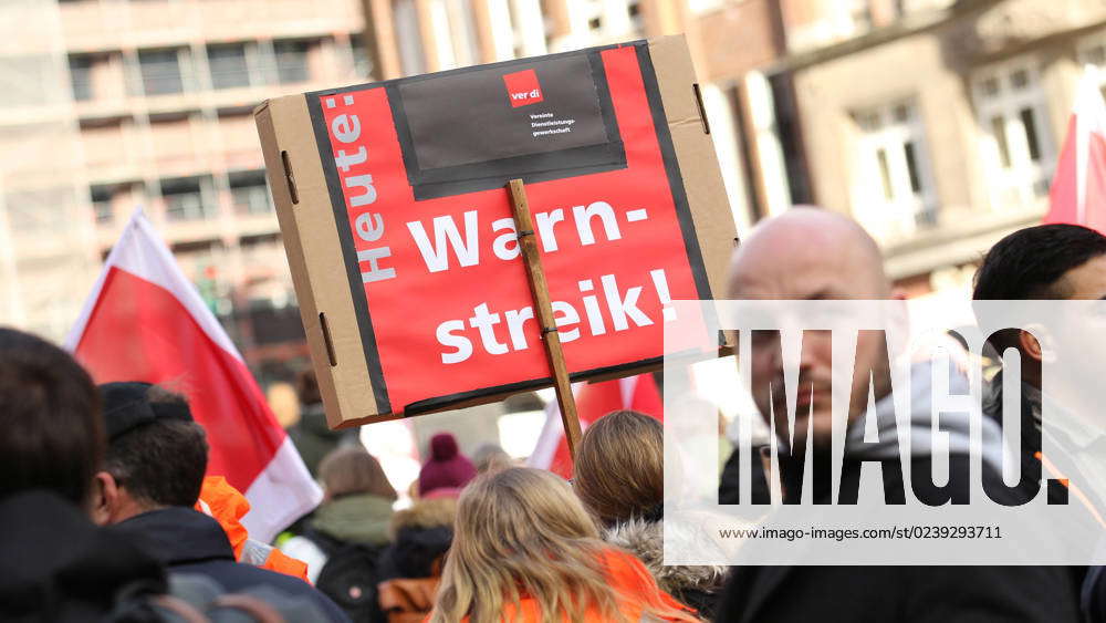 Kick-off rally at Gänsemarkt on the second day of the warning strike in ...