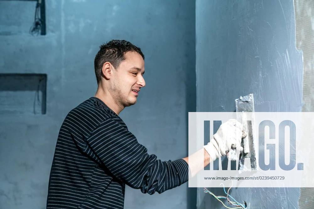 Insulation of a concrete wall against moisture with the use of a trowel
