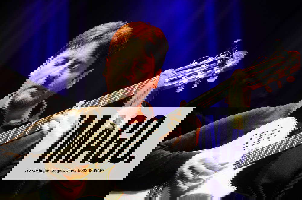 Der brasilianische JazzGitarrist Nelson Veras im GrilloTheater Essen