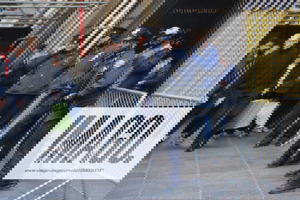 (230322) NEW YORK, March 22, 2023 Policemen stand guard in front