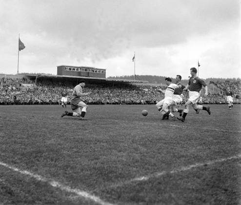 HISTORICAL PHOTOS Oslo, 19860430 Ulleval stadium Norway Argentina 1 0 ...