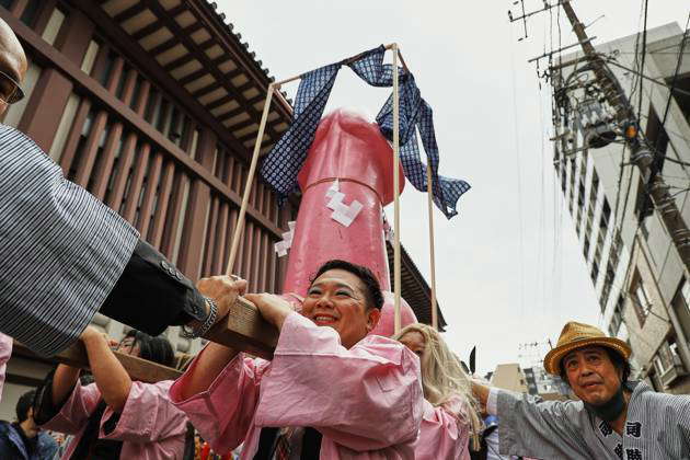 April 7, 2024, Kawasaki, Japan: Participants carrying a portable shrine ...