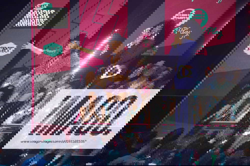 April 2, 2023, Austin, TX, United States Singers SHANIA TWAIN (l) and