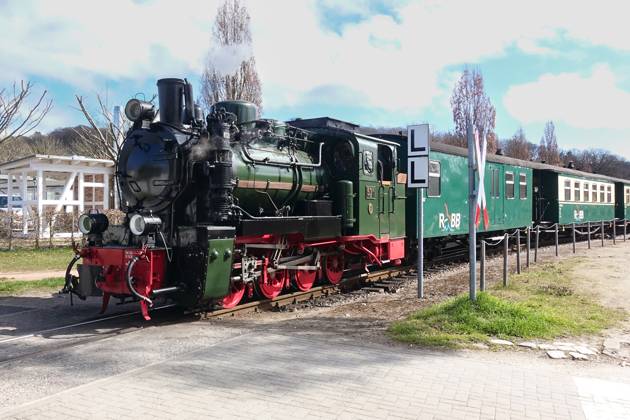 Binz, Mecklenburg-Vorpommern, GER - Kleinbahn Rasender Roland faehrt in ...