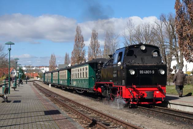 Binz, Mecklenburg-Vorpommern, GER - Kleinbahn Rasender Roland faehrt in ...