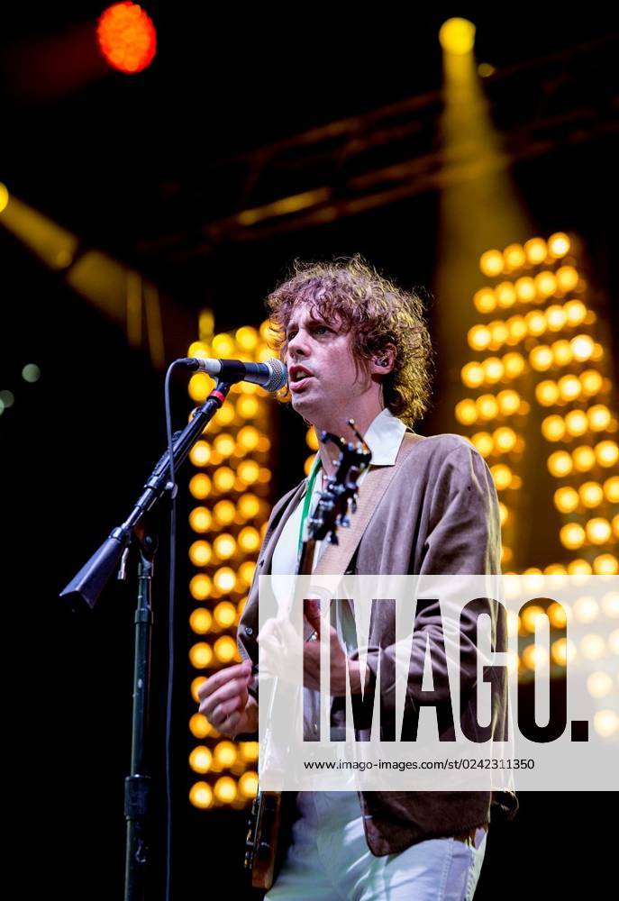 johnny-borrell-lead-singer-and-rhythm-guitarist-razorlight-are-an