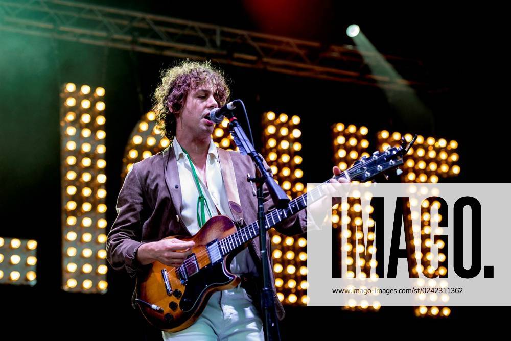 johnny-borrell-lead-singer-and-rhythm-guitarist-razorlight-are-an