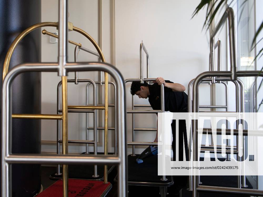 Syndication The Knoxville NewsSentinel Mauro Perez cleans the