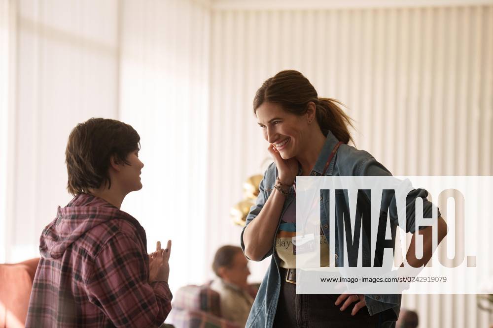 TINY BEAUTIFUL THINGS, from left Elizabeth Hinkler, Kathryn Hahn