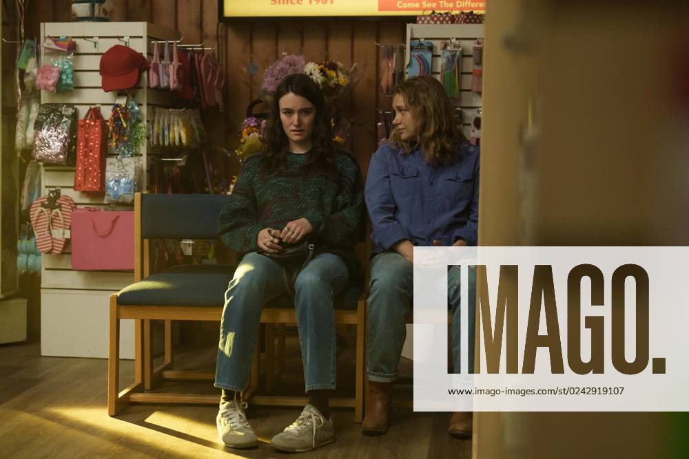 TINY BEAUTIFUL THINGS, from left Sarah Pidgeon, Merritt Wever, Yours