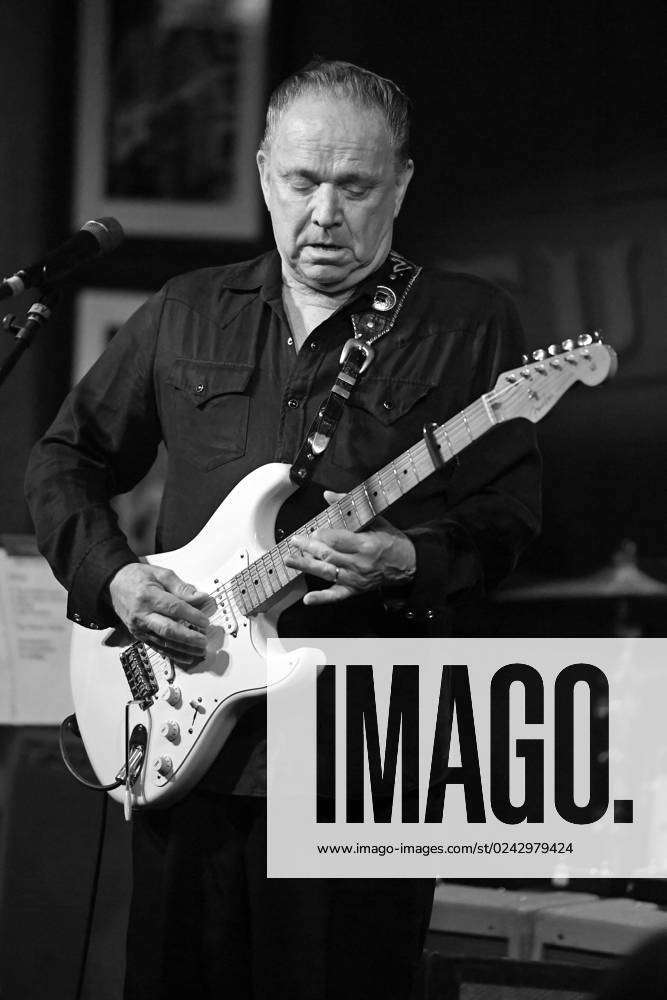 jimmie-vaughan-performs-at-the-funky-biscuit-in-boca-raton-florida