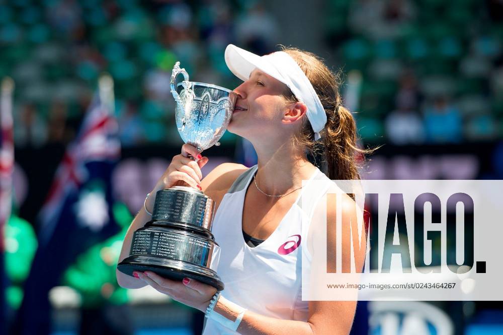 (160130) -- MELBOURNE, Jan. 30, 2016 () -- Vera Lapko of Belarus kisses ...