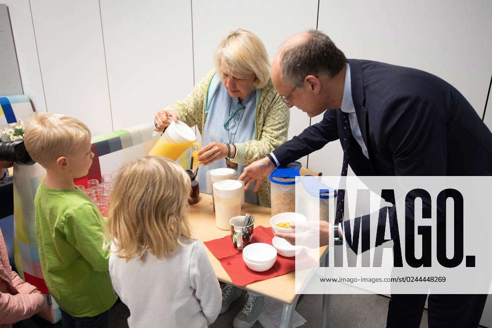 Schueler Beim Fruehstueck, Dr. Urban MAUER, Staatssekretaer Im ...