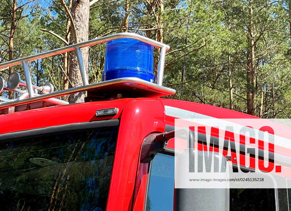 Blaulicht Auf Einem Feuerwehrauto *** Blue Light On A Fire Truck ...