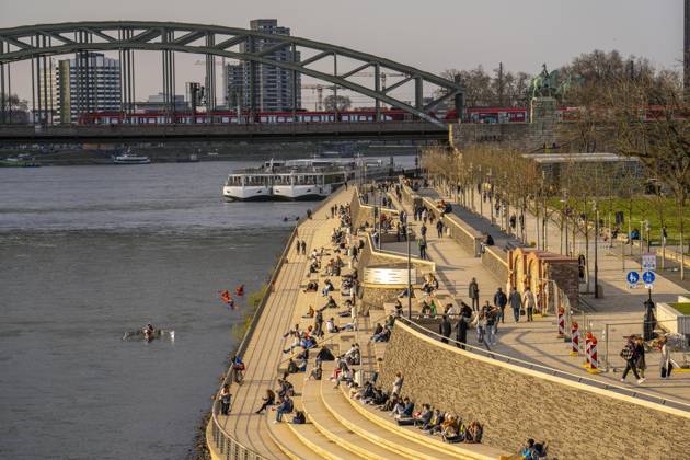 Rhine promenade, Rhine boulevard, on the Deutzer bank, people sitting ...