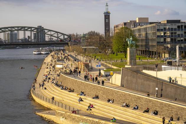 Rhine promenade, Rhine boulevard, on the Deutzer bank, people sitting ...