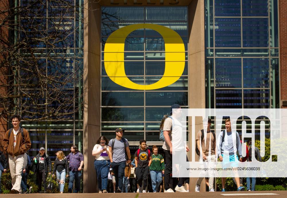 Syndication: The Register Guard Students walk between classes near the ...