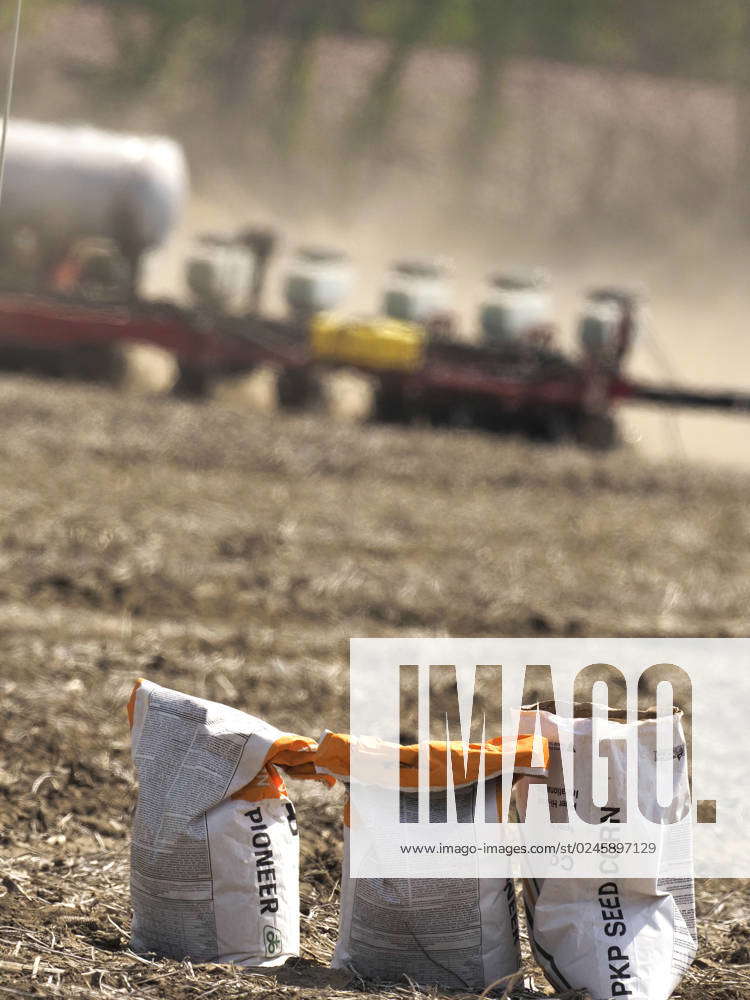 April 26, 2023, Honey Creek, Iowa, USA: An Iowa farmer leaves his seed ...