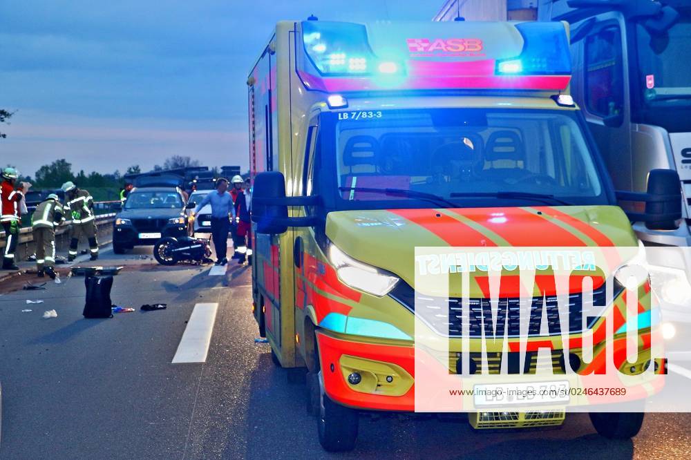 Motorradfahrer Prallt Auf Pkw Und Wird Schwer Verletzt - Massive ...