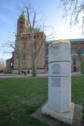 Stauferstele mit Inschrift und Denkmal an historische Kaiser und Könige ...