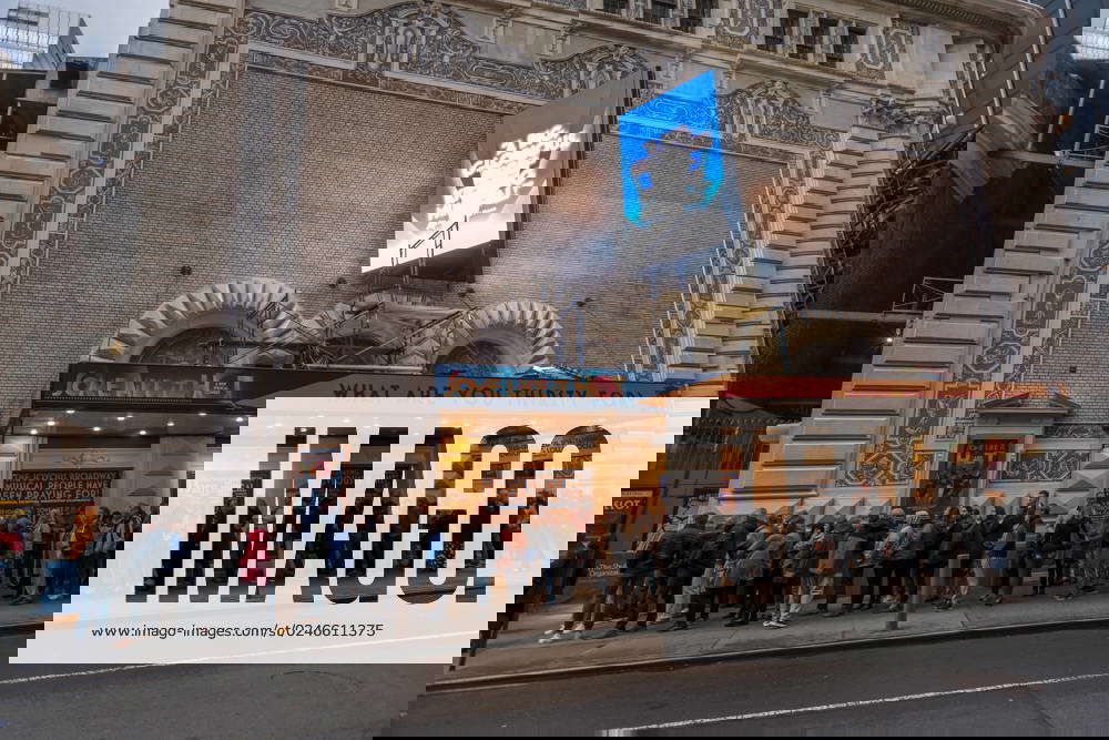 Some Like It Hot in New York Theatergoers line up outside of Some Like