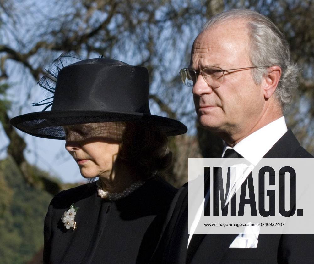 TASSJO 20051007 Queen Silvia and King Carl Gustaf leave the funeral of ...