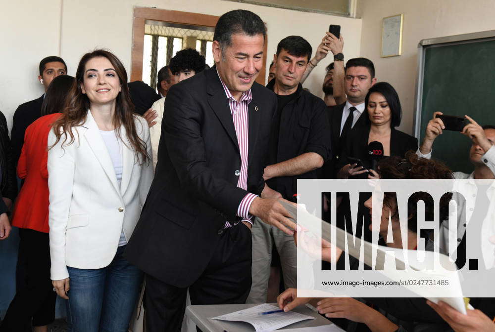 Presidential Candidate Sinan Ogan and his wife Gokcen Ogan cast their ...