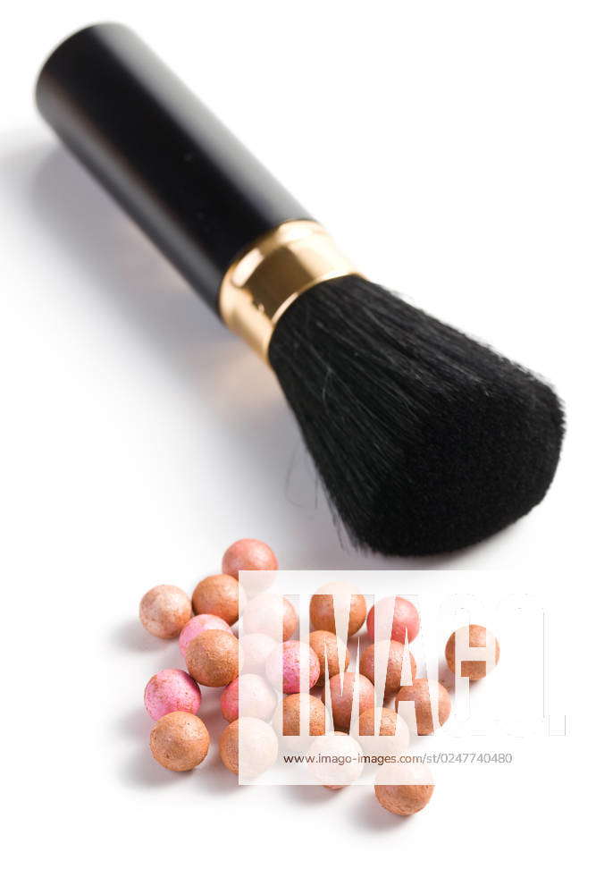 The bronzing pearls and makeup brush