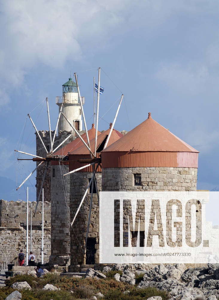 Windmühlen und Leuchtturm im Mandraki - Hafen, Rhodos-Stadt Windmühlen ...