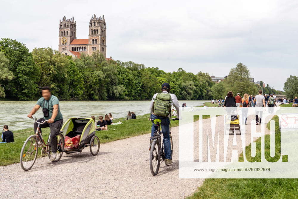 Cycle path on the Isar, cyclists and walkers enjoy the warm spring ...