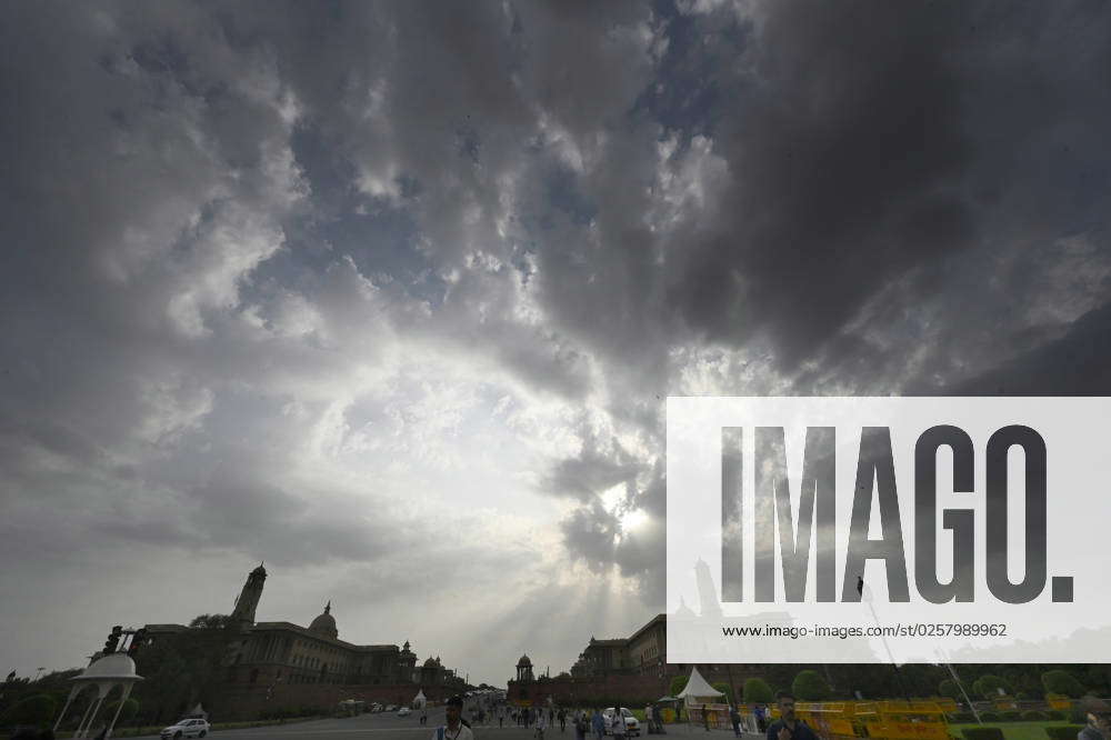 NEW DELHI, INDIA MAY 25: Clouds hover over Vijay Chowk near India Gate ...