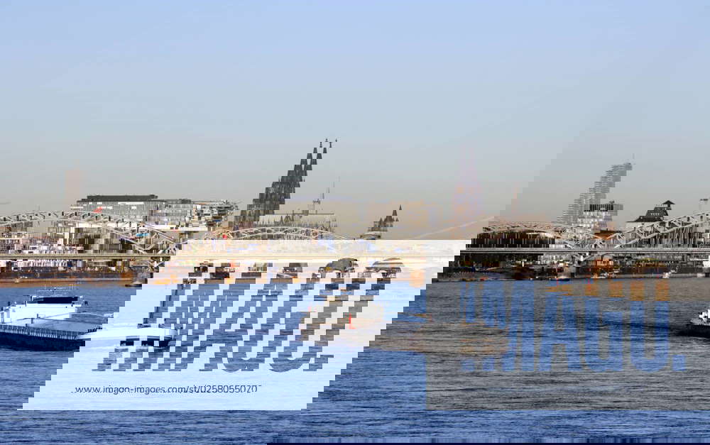 Blick von der Autobahnbrücke Rodenkirchen über den Rhein auf Köln Blick