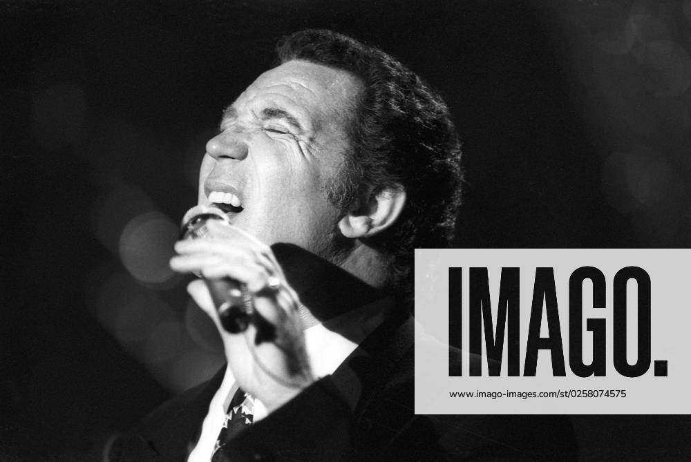 Tom Jones singer 12 89 vZ Tom Jones in December 1989 during a