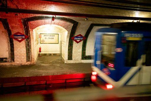 A metro wagon traveling through the Old Chamberi metro station in ...