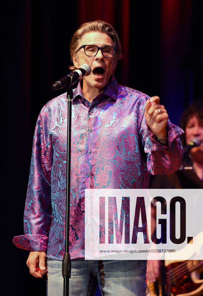 the-vogues-bo-wagner-on-stage-for-happy-together-tour-2023-anderson