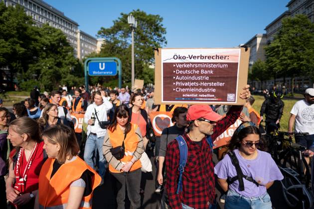 Klimaaktivisten Vom AUFSTAND DER LETZTEN GENERATION Blockieren Den ...