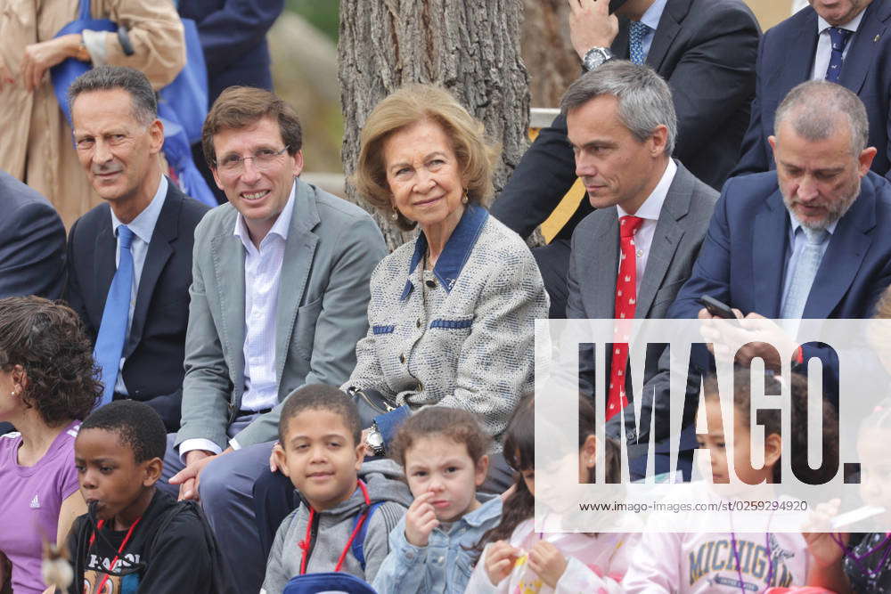 Queen Sofia Visits The Zoo - Madrid (L-R) The CEO of the Parques ...