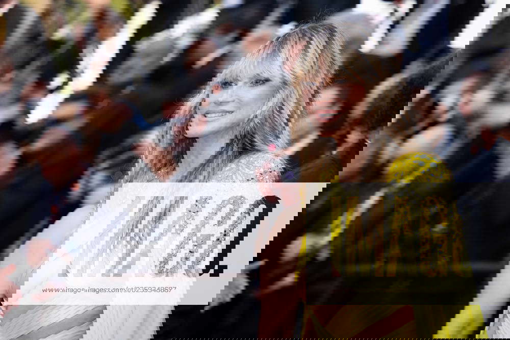 Cannes Heidi Klum Suffers A Wardrobe Malfunction Braless Heidi Klum