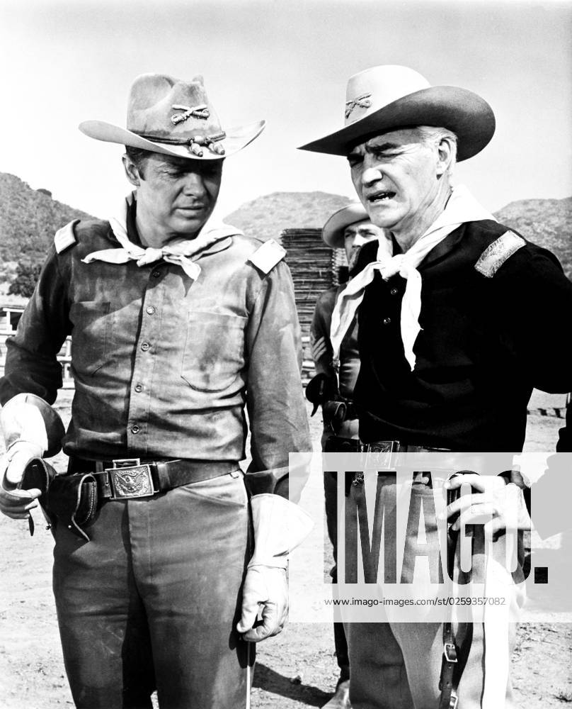 40 GUNS TO APACHE PASS, from left, Audie Murphy, Byron Morrow ...