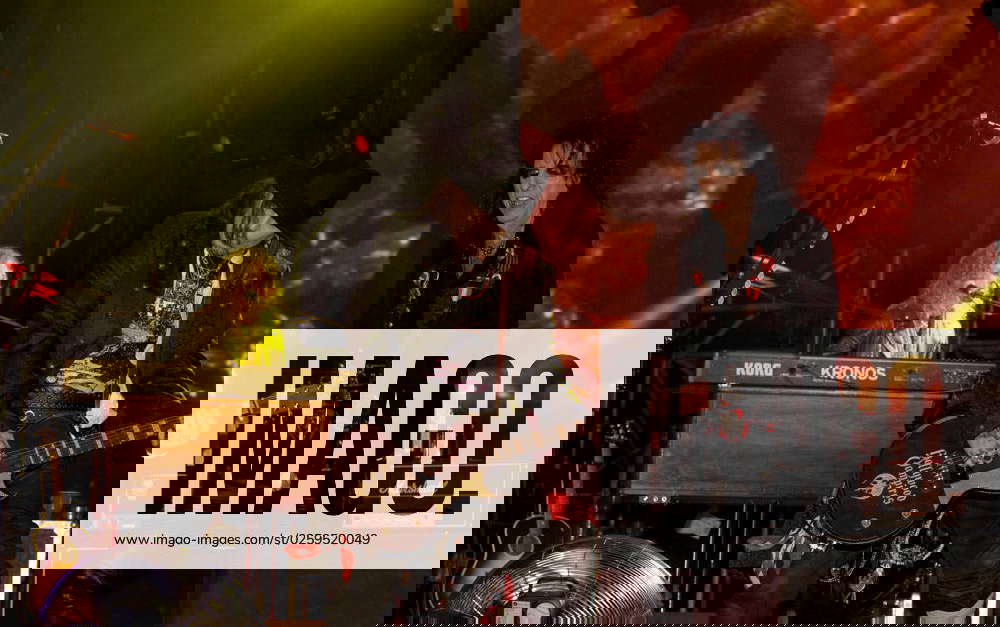 Hollywood Vampires Concert In Istanbul Johnny Depp, Alice Cooper and(02)