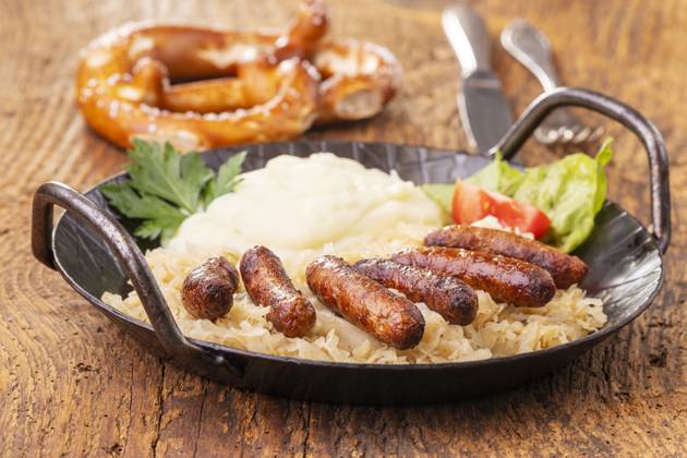 Nürnberger Würstchen mit Sauerkraut Nuremberg sausages with