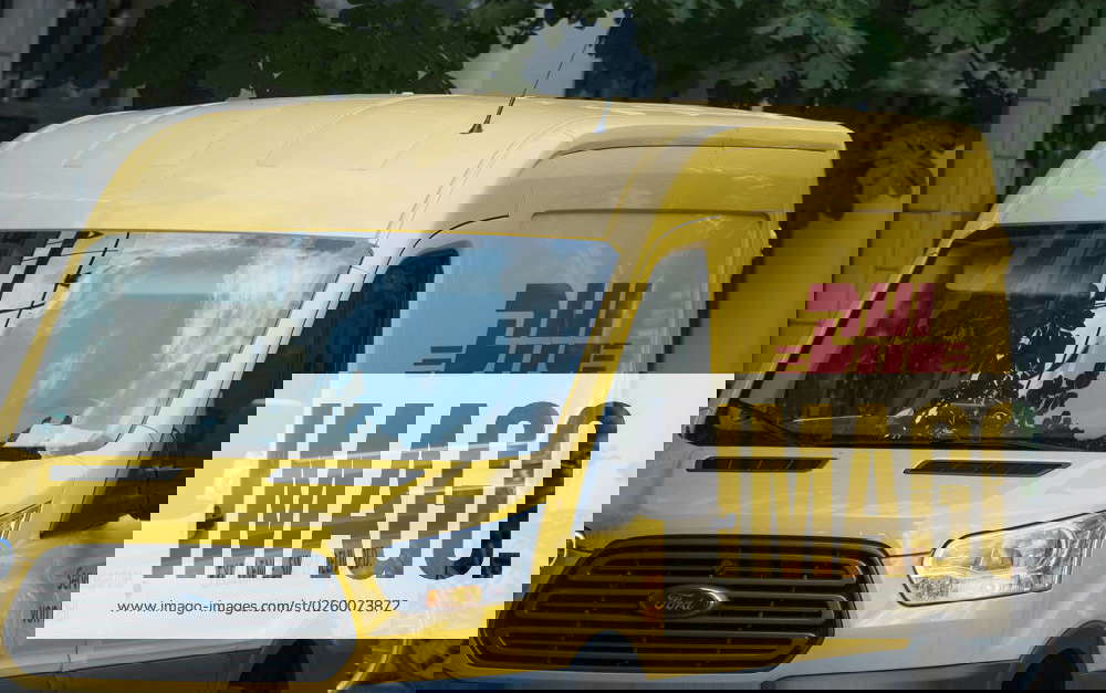 Düsseldorf 15 06 2023 post DHL parcel parcel car parcel delivery Amazon returns return CO2 online