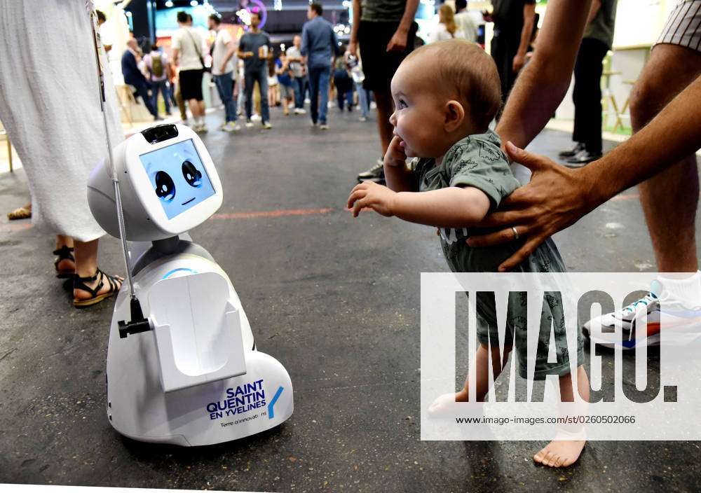pude forhistorisk server Vivatech Fair - Paris A toddler meets a robot during the Viva Technology  Vivatech 2023 Fair in