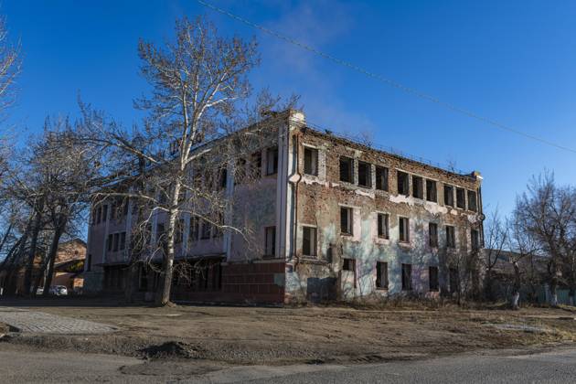 eingestürztes Building in Kurchatov, former Headquarters of ...