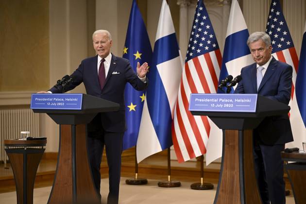 US President Joe Biden (L) and Finnish President Sauli Niinistö shake ...